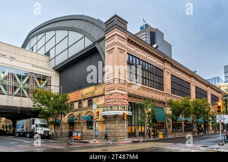 Philadelphia, Pennsylvania – USA – 14 ottobre 2023 Vista esterna dello storico mercato di Reading Terminal, un mercato pubblico recintato situato nella sezione del centro città Foto Stock