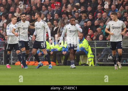 Eindhoven, Paesi Bassi. 29 ottobre 2023. EINDHOVEN, PAESI BASSI - OTTOBRE 29: Kristian Hlynsson dell'AFC Ajax, Gaston Avila dell'AFC Ajax, Branco van den Boomen dell'AFC Ajax, Steven Bergwijn dell'AFC Ajax, Anton Gaaei dell'AFC Ajax festeggia dopo aver segnato il primo gol della squadra durante la partita olandese Eredivisie tra PSV e AFC Ajax al Philips Stadion il 29 ottobre 2023 a Eindhoven, Paesi Bassi. (Foto di Hans van der Valk/Orange Pictures) credito: Orange Pics BV/Alamy Live News Foto Stock