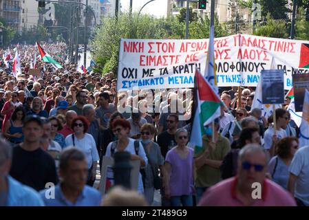 Atene, Grecia. 29 ottobre 2023. La gente tiene bandiere e striscioni e grida slogan contro Israele e gli Stati Uniti mentre marciano verso l'ambasciata di Israele. Decine di migliaia hanno protestato contro la guerra di Israele a Gaza. (Immagine di credito: © Nikolas Georgiou/ZUMA Press Wire) SOLO USO EDITORIALE! Non per USO commerciale! Crediti: ZUMA Press, Inc./Alamy Live News Foto Stock