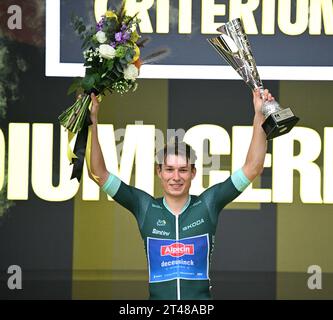 Singapore. 29 ottobre 2023. Il pilota belga Jasper Philipsen (C) del Team Alpecin-Deceuninck partecipa alla cerimonia di premiazione dopo aver vinto il Tour de France Prudential Singapore Criterium a Singapore il 29 ottobre 2023. Crediti: Poi Chih Wey/Xinhua/Alamy Live News Foto Stock