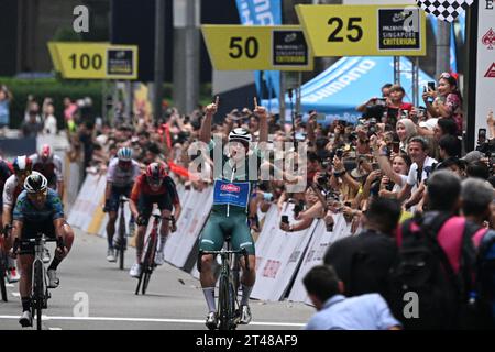 Singapore. 29 ottobre 2023. Il pilota belga Jasper Philipsen (davanti) del Team Alpecin-Deceuninck reagisce dopo aver vinto il Tour de France Prudential Singapore Criterium a Singapore il 29 ottobre 2023. Crediti: Poi Chih Wey/Xinhua/Alamy Live News Foto Stock