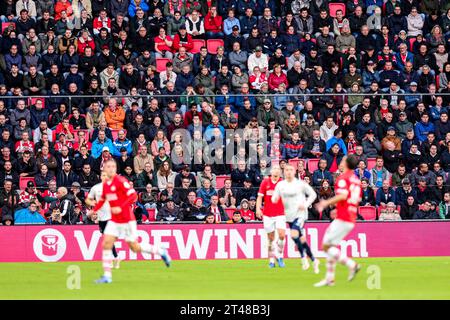 EINDHOVEN, PAESI BASSI - OTTOBRE 29: Tifosi e tifosi del PSV durante l'Eredivisie match olandese tra PSV e AFC Ajax al Philips Stadion il 29 ottobre 2023 a Eindhoven, Paesi Bassi. (Foto di Peter Lous/Orange Pictures) credito: Orange Pics BV/Alamy Live News Foto Stock