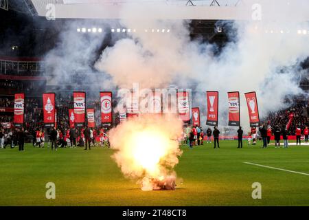 Eindhoven, Paesi Bassi. 29 ottobre 2023. EINDHOVEN, PAESI BASSI - OTTOBRE 29: Organizzazione dei fuochi d'artificio prima del calcio d'inizio durante l'Eredivisie match olandese tra PSV e AFC Ajax al Philips Stadion il 29 ottobre 2023 a Eindhoven, Paesi Bassi. (Foto di Peter Lous/Orange Pictures) credito: Orange Pics BV/Alamy Live News Foto Stock