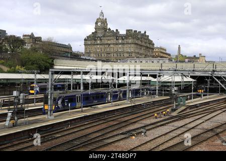 La ScotRail si allena alla stazione di Edinburgh Waverley; Edinburgh City, Scotland, UK Foto Stock