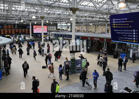 Passeggeri all'interno della stazione Waverley di Edimburgo; città di Edimburgo, Scozia, Regno Unito Foto Stock