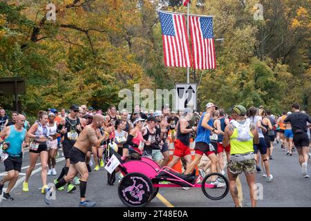 Washington, Stati Uniti. 29 ottobre 2023. I corridori fanno la svolta nel Rock Creek Park durante l'annuale maratona del corpo dei Marines che corre per le strade di Washington, DC e Arlington, Virginia, sabato 29 ottobre 2023. Più di 21.000 corridori partecipano a quella che a volte viene chiamata la "maratona del popolo" poiché non viene assegnato alcun premio in denaro. Foto di Pat Benic/UPI credito: UPI/Alamy Live News Foto Stock