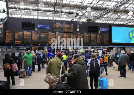 Passeggeri all'interno della stazione Waverley di Edimburgo; città di Edimburgo, Scozia, Regno Unito Foto Stock