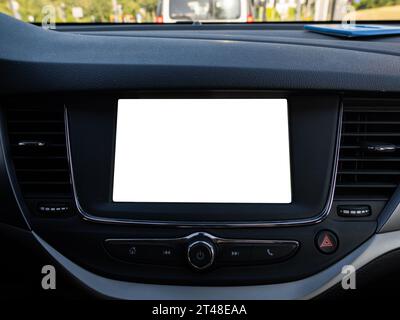 Autoradio con modello con display vuoto. Schermo del dispositivo di navigazione come modello. Sistema di informazione e intrattenimento negli interni di un'auto come modello vuoto per un design. Foto Stock