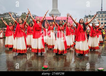 Londra, Regno Unito. 29 ottobre 2023. Circa 200 artisti in abiti vivaci provenienti da diversi gruppi delle comunità indù, sikh e giainiste di Londra prendono parte alla sequenza di danza di apertura. Poi si mettono in gruppo ed eseguono la garba, una danza gujarati. I partecipanti e i visitatori si divertono con il colorato festival delle luci "Diwali on the Square" di Trafalgar Square a Londra, nonostante il tempo difficile. Il festival si svolge tutto il giorno e offre anche bancarelle, cibo e attività. Crediti: Imageplotter/Alamy Live News Foto Stock