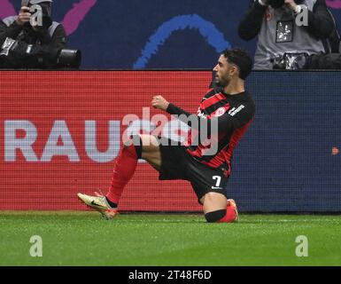 29 ottobre 2023, Assia, Francoforte sul meno: Calcio, Bundesliga, Eintracht Francoforte - Borussia Dortmund, Matchday 9, presso Deutsche Bank Park. Omar Marmoush di Francoforte festeggia dopo il suo gol per 1:0. Foto: Arne Dedert/dpa - NOTA IMPORTANTE: In conformità ai requisiti della DFL Deutsche Fußball Liga e del DFB Deutscher Fußball-Bund, è vietato utilizzare o far utilizzare fotografie scattate nello stadio e/o della partita sotto forma di immagini di sequenza e/o serie di foto simili a video. Foto Stock