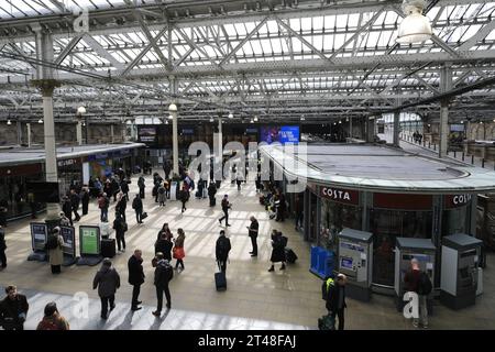 Passeggeri all'interno della stazione Waverley di Edimburgo; città di Edimburgo, Scozia, Regno Unito Foto Stock