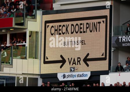 Eindhoven, Paesi Bassi. 29 ottobre 2023. EINDHOVEN, PAESI BASSI - OTTOBRE 29: Controllo VAR durante il match olandese Eredivisie tra PSV e AFC Ajax al Philips Stadion il 29 ottobre 2023 a Eindhoven, Paesi Bassi. (Foto di Hans van der Valk/Orange Pictures) credito: Orange Pics BV/Alamy Live News Foto Stock