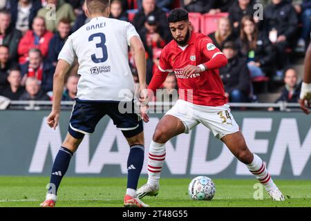 Eindhoven, Paesi Bassi. 29 ottobre 2023. EINDHOVEN, PAESI BASSI - OTTOBRE 29: Anton Gaaei dell'AFC Ajax combatte per il possesso con Ismael Saibari del PSV durante l'Eredivisie match olandese tra PSV e AFC Ajax al Philips Stadion il 29 ottobre 2023 a Eindhoven, Paesi Bassi. (Foto di Peter Lous/Orange Pictures) credito: Orange Pics BV/Alamy Live News Foto Stock