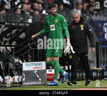 29 ottobre 2023, Assia, Francoforte sul meno: Calcio, Bundesliga, Eintracht Francoforte - Borussia Dortmund, Matchday 9, presso Deutsche Bank Park. Il portiere di Dortmund Gregor Kobel (l) lascia il campo infortunato. Foto: Arne Dedert/dpa - NOTA IMPORTANTE: In conformità ai requisiti della DFL Deutsche Fußball Liga e del DFB Deutscher Fußball-Bund, è vietato utilizzare o far utilizzare fotografie scattate nello stadio e/o della partita sotto forma di immagini di sequenza e/o serie di foto simili a video. Foto Stock