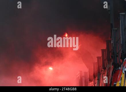 29 ottobre 2023, Assia, Francoforte sul meno: Calcio, Bundesliga, Eintracht Francoforte - Borussia Dortmund, Matchday 9, presso Deutsche Bank Park. Gli Ultra di Francoforte scatenano fuochi d'artificio. Foto: Arne Dedert/dpa - NOTA IMPORTANTE: In conformità ai requisiti della DFL Deutsche Fußball Liga e del DFB Deutscher Fußball-Bund, è vietato utilizzare o far utilizzare fotografie scattate nello stadio e/o della partita sotto forma di immagini di sequenza e/o serie di foto simili a video. Foto Stock