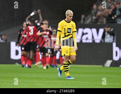 29 ottobre 2023, Assia, Francoforte sul meno: Calcio, Bundesliga, Eintracht Francoforte - Borussia Dortmund, Matchday 9, presso Deutsche Bank Park. Giovanni Reyna di Dortmund reagisce dopo l'obiettivo di Francoforte di fare 2:0. Foto: Arne Dedert/dpa - NOTA IMPORTANTE: In conformità ai requisiti della DFL Deutsche Fußball Liga e del DFB Deutscher Fußball-Bund, è vietato utilizzare o far utilizzare fotografie scattate nello stadio e/o della partita sotto forma di immagini di sequenza e/o serie di foto simili a video. Foto Stock