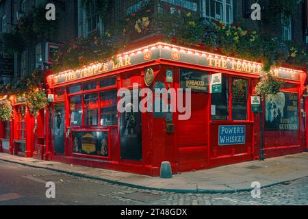 Il Temple Bar Pub è un tradizionale pub irlandese a Dublino, in Irlanda, famoso per la sua musica dal vivo, l'atmosfera vivace e l'iconica selezione di whisky. Foto Stock