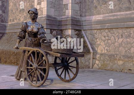 La statua di Molly Malone è una statua in bronzo di una giovane donna che vende cazzi e cozze in Grafton Street a Dublino, in Irlanda. Foto Stock