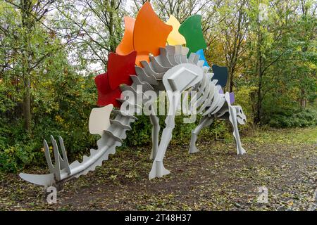 Scultura di Stegosaurus al Teessaurus Park, Middlesbrough, Regno Unito, dopo essere stata dipinta da volontari nel 2020. Foto Stock