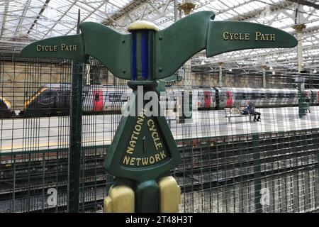 Cartello National Cycle Route 1, all'interno della stazione di Edinburgh Waverley; Edinburgh City, Scotland, UK Foto Stock