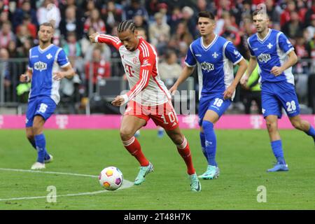 MONACO, Germania. , . 10 Leroy SANE durante la partita di calcio della Bundesliga tra il Bayern Muenchen e il SV DARMSTADT 98 all'Allianz Arena di Monaco di Baviera il 28. Ottobre 2023, Germania. DFL, Fussball, 8:0, (foto e copyright @ ATP Images/Arthur THILL (THILL Arthur/ATP/SPP) credito: SPP Sport Press Photo. /Alamy Live News Foto Stock