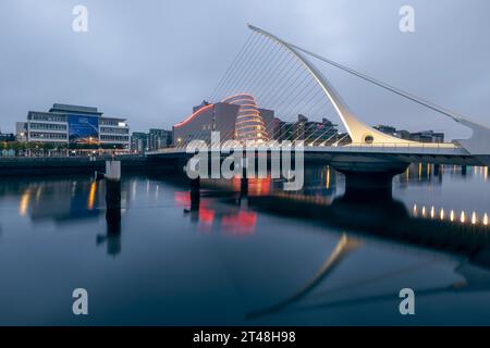 Samuel Beckett Bridge, Dublino, è un iconico ponte sospeso strallato con un design elegante e asimmetrico che ruota di 90 gradi per consentire il traffico fluviale. Foto Stock