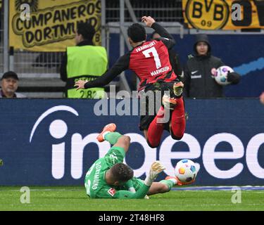 29 ottobre 2023, Assia, Francoforte sul meno: Calcio, Bundesliga, Eintracht Francoforte - Borussia Dortmund, Matchday 9, presso Deutsche Bank Park. L'Omar Marmoush di Francoforte (r) viene attaccato dal portiere di Dortmund Alexander Meyer. Foto: Arne Dedert/dpa - NOTA IMPORTANTE: In conformità ai requisiti della DFL Deutsche Fußball Liga e del DFB Deutscher Fußball-Bund, è vietato utilizzare o far utilizzare fotografie scattate nello stadio e/o della partita sotto forma di immagini di sequenza e/o serie di foto simili a video. Foto Stock