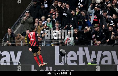 29 ottobre 2023, Assia, Francoforte sul meno: Calcio, Bundesliga, Eintracht Francoforte - Borussia Dortmund, Matchday 9, presso Deutsche Bank Park. Omar Marmoush di Francoforte festeggia dopo il suo gol per 2:0. Foto: Arne Dedert/dpa - NOTA IMPORTANTE: In conformità ai requisiti della DFL Deutsche Fußball Liga e del DFB Deutscher Fußball-Bund, è vietato utilizzare o far utilizzare fotografie scattate nello stadio e/o della partita sotto forma di immagini di sequenza e/o serie di foto simili a video. Foto Stock