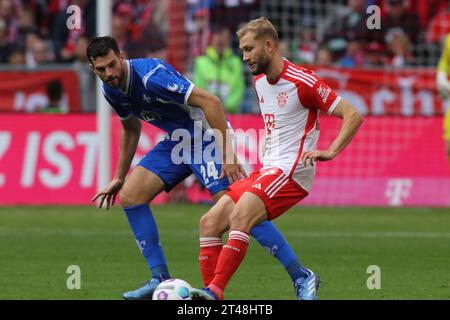 MONACO, Germania. , . 14 Christoph KLARER, 27 Konrad LAIMER durante la partita di Bundesliga tra il Bayern Muenchen e il SV DARMSTADT 98 all'Allianz Arena di Monaco di Baviera nel 28. Ottobre 2023, Germania. DFL, Fussball, 8:0, (foto e copyright @ ATP Images/Arthur THILL (THILL Arthur/ATP/SPP) credito: SPP Sport Press Photo. /Alamy Live News Foto Stock