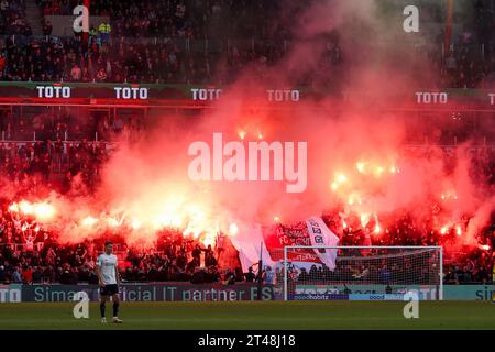 Eindhoven, Paesi Bassi. 29 ottobre 2023. EINDHOVEN, PAESI BASSI - OTTOBRE 29: Fuochi d'artificio di tifosi e tifosi durante l'Eredivisie match olandese tra PSV e AFC Ajax al Philips Stadion il 29 ottobre 2023 a Eindhoven, Paesi Bassi. (Foto di Hans van der Valk/Orange Pictures) credito: Orange Pics BV/Alamy Live News Foto Stock