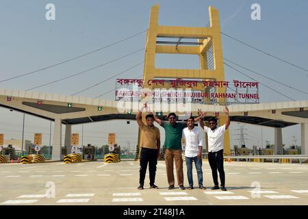 Chattogram, Bangladesh. 29 ottobre 2023. (231029) -- CHATTOGRAM, 29 ottobre 2023 (Xinhua) -- la gente posa per una foto al casello plaza del Bangabandhu Sheikh Mujibur Rahman Tunnel a Chattogram, Bangladesh, 29 ottobre 2023. Un tunnel sottomarino di costruzione cinese, il primo in Bangladesh e Asia meridionale, è stato inaugurato sabato mentre il primo ministro bengalese Sheikh Hasina ha pagato il primo pedaggio e ha attraversato il tunnel. Hasina e l'ambasciatore cinese Yao Wen hanno partecipato anche alla cerimonia di inaugurazione del Tunnel Bangabandhu Sheikh Mujibur Rahman. PER ANDARE CON 'il Bangladesh entra in una nuova era di trasporti Foto Stock