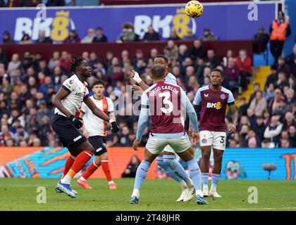 Ezri Konsa dell'Aston Villa torna al portiere dell'Aston Villa Emiliano Martinez, che segna un proprio gol, il primo gol del Luton Town, durante la partita di Premier League a Villa Park, Birmingham. Data immagine: Domenica 29 ottobre 2023. Foto Stock