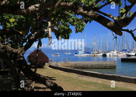 La laguna, il porticciolo di Punaauia e l'Oceano Pacifico sulla costa dell'isola di Tahiti, di fronte all'isola di Moorea, nella Polinesia francese. Punaauia Foto Stock