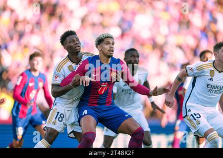 Barcellona, Spagna, 28, ottobre 2023. Spagnolo LaLiga EA Sports: FC Barcelona vs Real Madrid CF. Tchouameni (18) e (4) Ronald Araujo Credit: Joan G/Alamy Live News Foto Stock