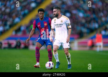 Barcellona, Spagna, 28, ottobre 2023. Spagnolo LaLiga EA Sports: FC Barcelona vs Real Madrid CF. (3) Alejandro Balde e Dani Carvajal (2). Credito: Joan G/Alamy Live News Foto Stock