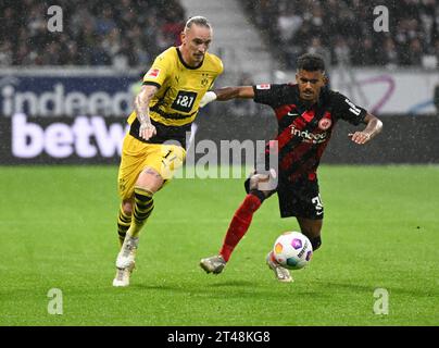 29 ottobre 2023, Assia, Francoforte sul meno: Calcio, Bundesliga, Eintracht Francoforte - Borussia Dortmund, Matchday 9, presso Deutsche Bank Park. Marius Wolf di Dortmund (l) e Ansgar Knauff di Francoforte combattono per la palla. Foto: Arne Dedert/dpa - NOTA IMPORTANTE: In conformità ai requisiti della DFL Deutsche Fußball Liga e del DFB Deutscher Fußball-Bund, è vietato utilizzare o far utilizzare fotografie scattate nello stadio e/o della partita sotto forma di immagini di sequenza e/o serie di foto simili a video. Foto Stock