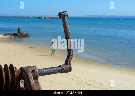 Primo piano della vecchia maniglia arrugginita del verricello meccanico sulla spiaggia che si affaccia sul porto di Provincetown Foto Stock