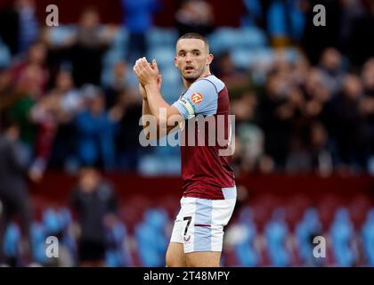 John McGinn dell'Aston Villa applaude i tifosi dopo la partita di Premier League a Villa Park, Birmingham. Data immagine: Domenica 29 ottobre 2023. Foto Stock