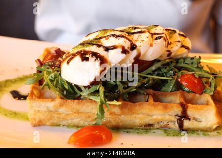 Waffle e caprese in stile Bruxelles in un caffè di Bruges, Belgio Foto Stock