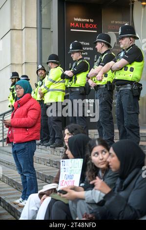 The Mailbox Birmingham, 29 ottobre 2023 - la polizia delle West Midlands evacuò la Mailbox e formò una linea intorno agli ingressi come una marcia della Palestina libera riunita fuori domenica pomeriggio. Circa 200 manifestanti sventolarono bandiere e cantarono "vergogna sulla BBC" con poliziotti che tenevano la linea. La BBC ha i suoi studi Midlands all'interno dell'edificio Mailbox nel centro di Birmingham. Vari segni e bambole bagnate di sangue sono stati lasciati sui gradini della proprietà. Credito: Stop Press Media/Alamy Live News Foto Stock