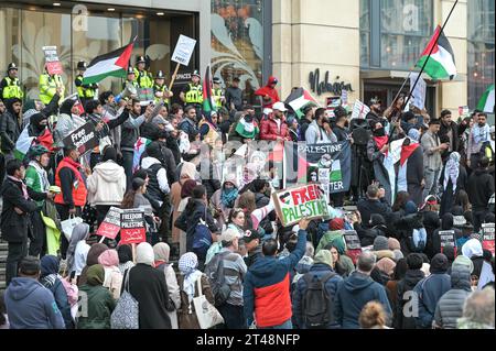 The Mailbox Birmingham, 29 ottobre 2023 - la polizia delle West Midlands evacuò la Mailbox e formò una linea intorno agli ingressi come una marcia della Palestina libera riunita fuori domenica pomeriggio. Circa 200 manifestanti sventolarono bandiere e cantarono "vergogna sulla BBC" con poliziotti che tenevano la linea. La BBC ha i suoi studi Midlands all'interno dell'edificio Mailbox nel centro di Birmingham. Vari segni e bambole bagnate di sangue sono stati lasciati sui gradini della proprietà. Credito: Stop Press Media/Alamy Live News Foto Stock