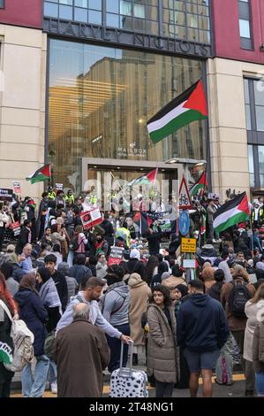 The Mailbox Birmingham, 29 ottobre 2023 - la polizia delle West Midlands evacuò la Mailbox e formò una linea intorno agli ingressi come una marcia della Palestina libera riunita fuori domenica pomeriggio. Circa 200 manifestanti sventolarono bandiere e cantarono "vergogna sulla BBC" con poliziotti che tenevano la linea. La BBC ha i suoi studi Midlands all'interno dell'edificio Mailbox nel centro di Birmingham. Vari segni e bambole bagnate di sangue sono stati lasciati sui gradini della proprietà. Credito: Stop Press Media/Alamy Live News Foto Stock