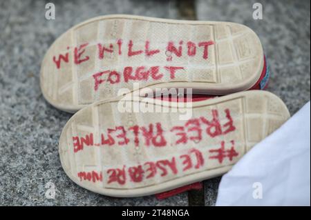 The Mailbox Birmingham, 29 ottobre 2023 - la polizia delle West Midlands evacuò la Mailbox e formò una linea intorno agli ingressi come una marcia della Palestina libera riunita fuori domenica pomeriggio. Circa 200 manifestanti sventolarono bandiere e cantarono "vergogna sulla BBC" con poliziotti che tenevano la linea. La BBC ha i suoi studi Midlands all'interno dell'edificio Mailbox nel centro di Birmingham. Vari segni e bambole bagnate di sangue sono stati lasciati sui gradini della proprietà. Credito: Stop Press Media/Alamy Live News Foto Stock