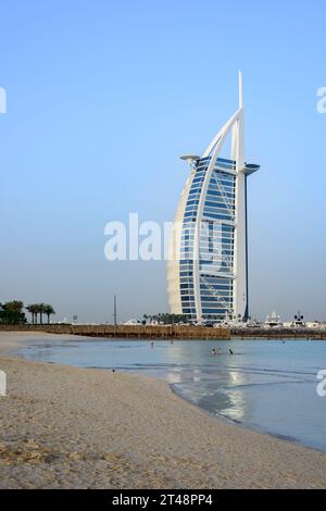 Emirati Arabi Uniti, Dubai, 6 maggio 2016. Persone che si godono la spiaggia aperta accanto all'iconico Burj al Arab Hotel Foto Stock