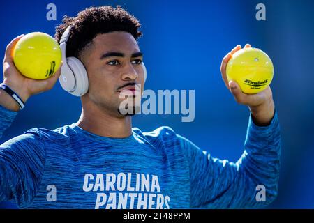 Charlotte, NC, USA. 29 ottobre 2023. Il quarterback dei Carolina Panthers Bryce Young (9) si scalda prima della partita della NFL contro gli Houston Texans a Charlotte, NC. (Scott Kinser/Cal Sport Media). Credito: csm/Alamy Live News Foto Stock