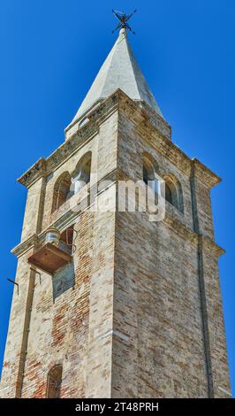 Caorle, Italia, veduta verso l'alto della campanaria della Chiesa della Beata Vergine d'Angelo (Santuario della Madonna dell'Angelo) Foto Stock