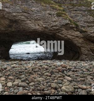 Archi di roccia dolomitica sulla costa rocciosa di Terranova Foto Stock