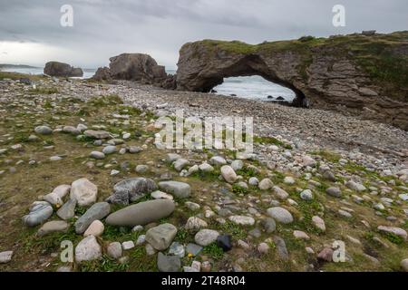 Archi di roccia dolomitica sulla costa rocciosa di Terranova Foto Stock