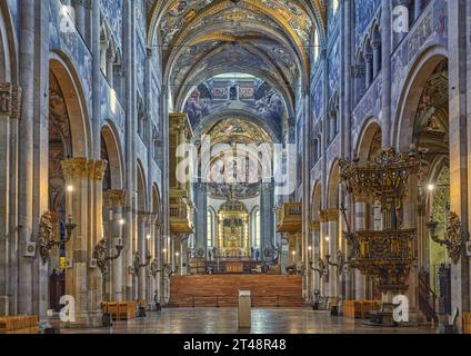 Parma, 11 febbraio 2020: La navata della Cattedrale di Santa Maria Assunta Foto Stock