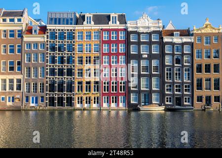 Vista iconica dei vecchi edifici tradizionali di Amsterdam, Paesi Bassi Foto Stock